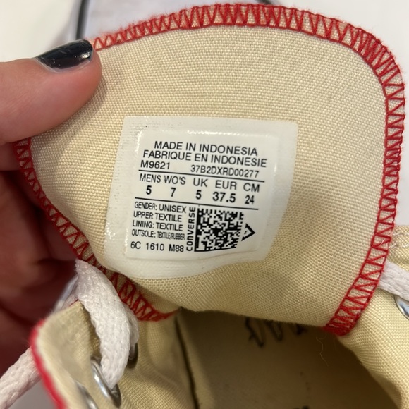Red converse - Picture 6 of 7